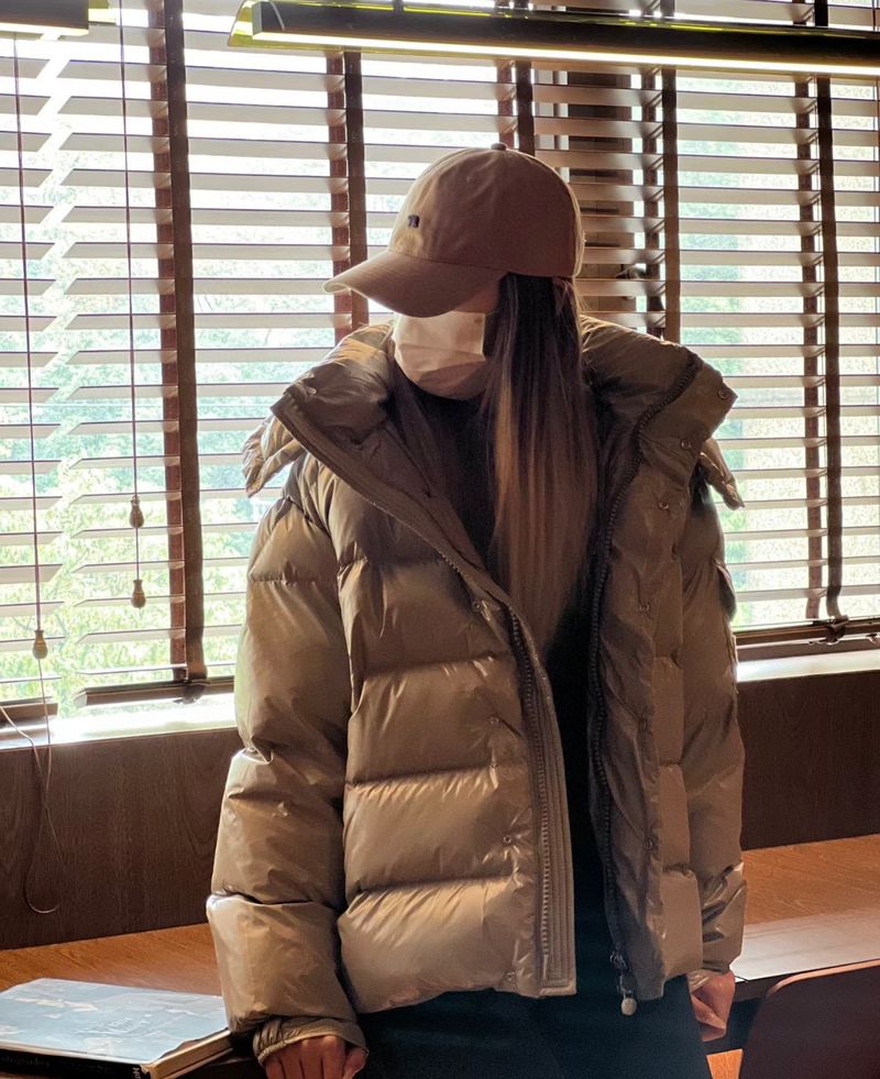 몽클레르 로고 패치 후드 다운 재킷 - 여자 패딩 미러급 참고 이미지